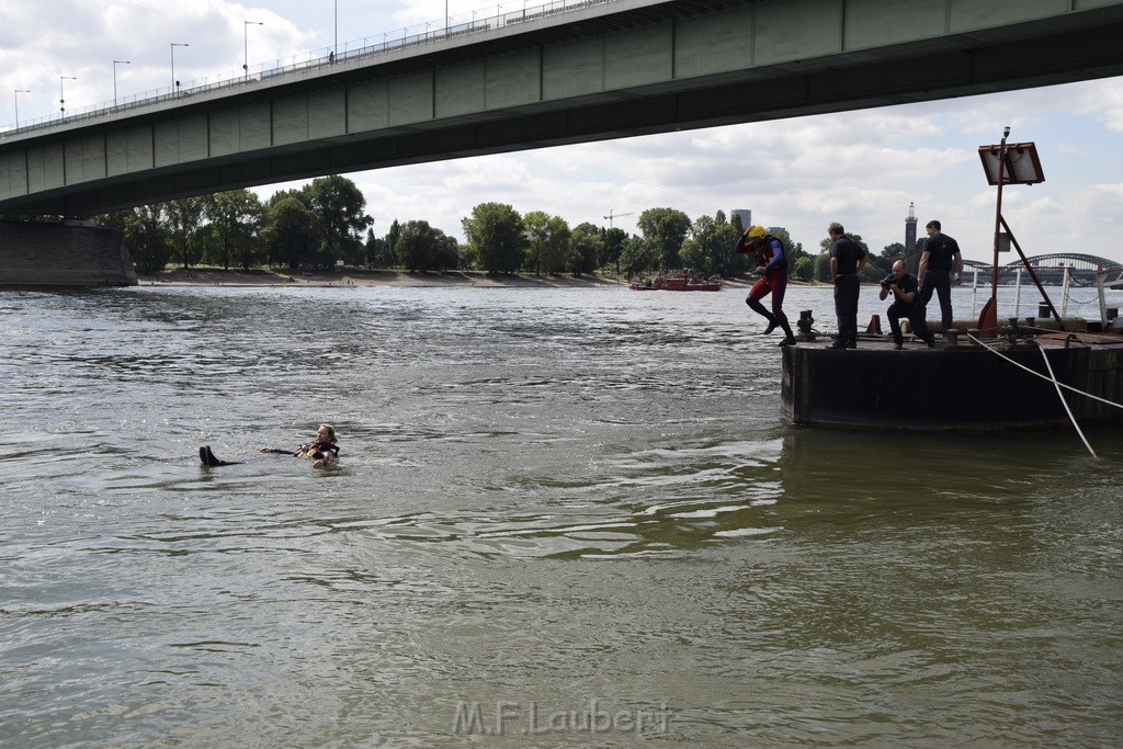 Uebung BF Taucher und Presse Koeln Zoobruecke Rhein P271.JPG - Miklos Laubert